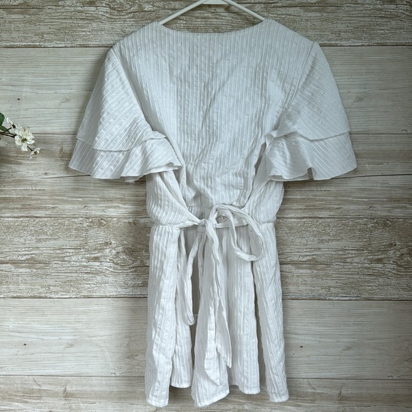Showpo. White Textured Romper Size 10 - Picture 5 of 7